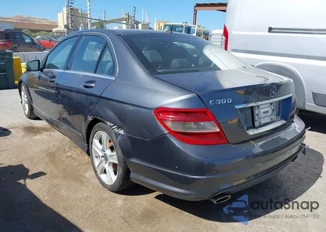 2011 Mercedes-Benz C 300 Luxury/Sport z USA, uszkodzony, nr VIN WDDGF5EB6BR185986